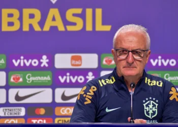 O técnico Dorival Júnior durante entrevista coletiva.
