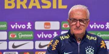 Vai sair? Dorival Júnior é convocado para reunião na CBF 21 O técnico Dorival Júnior durante entrevista coletiva.