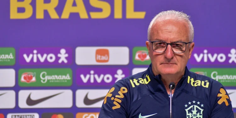 Vai sair? Dorival Júnior é convocado para reunião na CBF 14 O técnico Dorival Júnior durante entrevista coletiva.