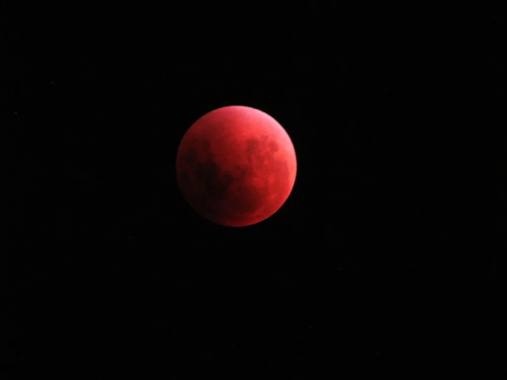 Lua de sangue fotografada ao longo da ocorrência do eclipse.