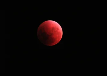 Lua de sangue fotografada ao longo da ocorrência do eclipse.