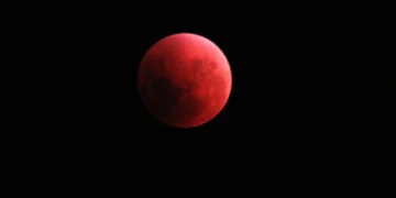 Confira as melhores fotos da 'Lua de sangue' dessa sexta (14) 9 Lua de sangue fotografada ao longo da ocorrência do eclipse.