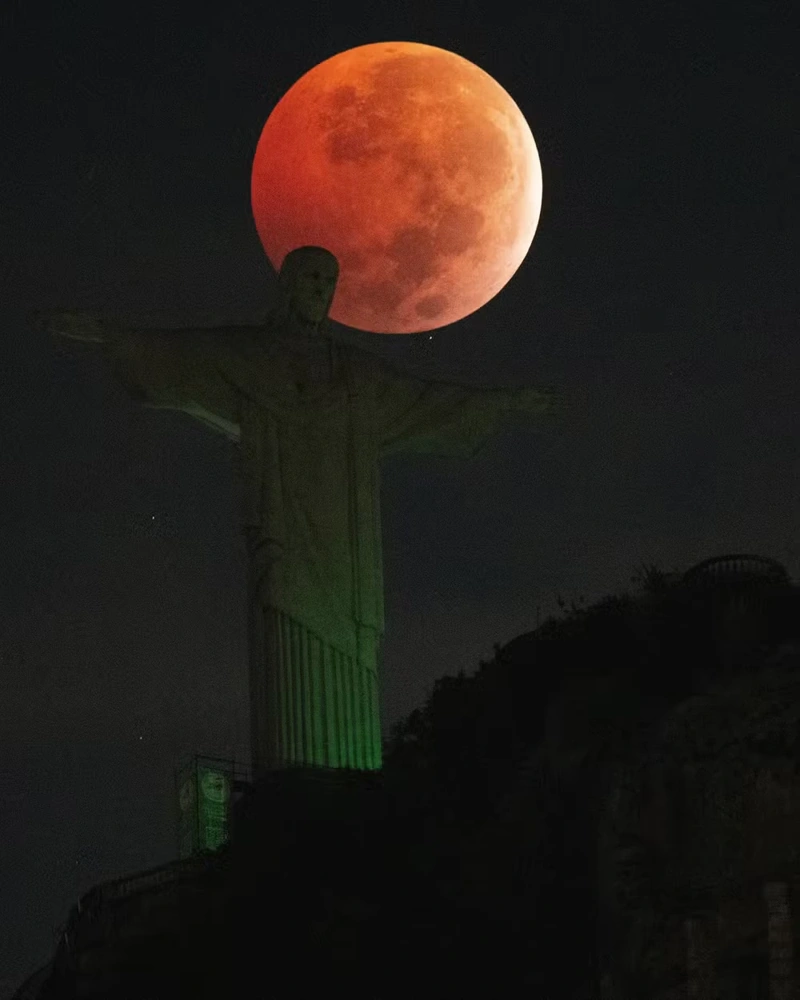 Lua de sangue fotografada atrás do Cristo Redentor, no Rio de Janeiro. Eclipse lunar