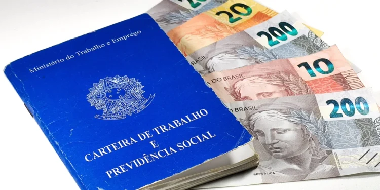 Começa hoje! Veja como pedir um empréstimo consignado CLT agora mesmo 14 Carteira de trabalho junto a notas de R$ 200 e R$ 20. Falando de empréstimo consignado CLT.