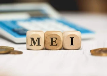 Cubos com letras grifadas formando a palavra "MEI". Falando sobre o empréstimo do governo.