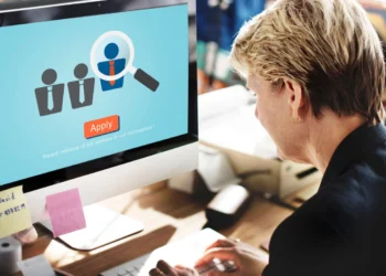 Mulher utiliza plataforma online para encontrar emprego rápido.