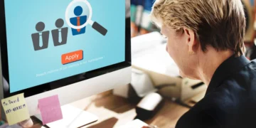 Mulher utiliza plataforma online para encontrar emprego rápido.