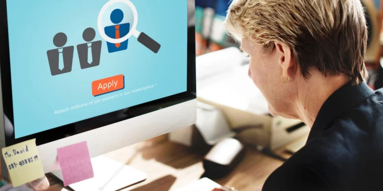 Mulher utiliza plataforma online para encontrar emprego rápido.