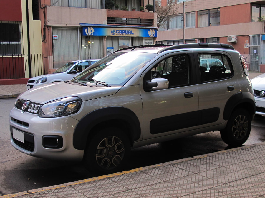 O terror dos mecânicos! 12 carros que praticamente não quebram 40 Fiat Uno na cor prata, representando "carros que não quebram".