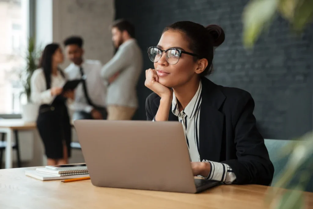 Profissional dá uma pausa no trabalho e reflete sobre ser freelancer ou CLT.