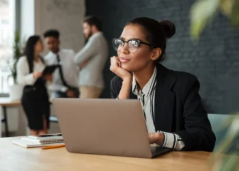 Profissional dá uma pausa no trabalho e reflete sobre ser freelancer ou CLT.