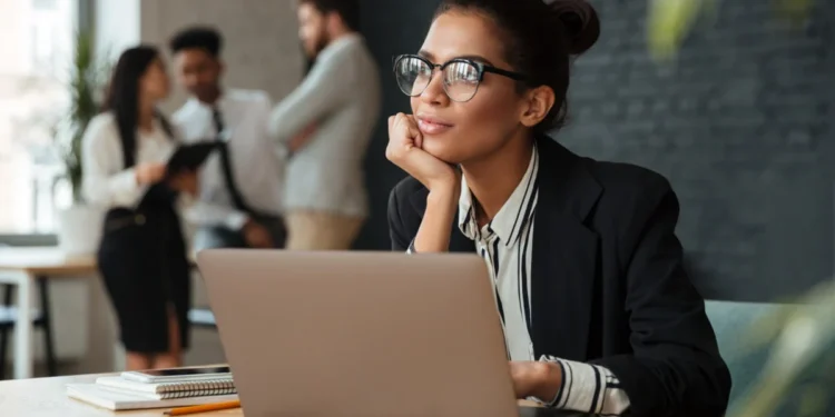 Freelancer ou CLT? O que vale mais a pena em 2025? 14 Profissional dá uma pausa no trabalho e reflete sobre ser freelancer ou CLT.