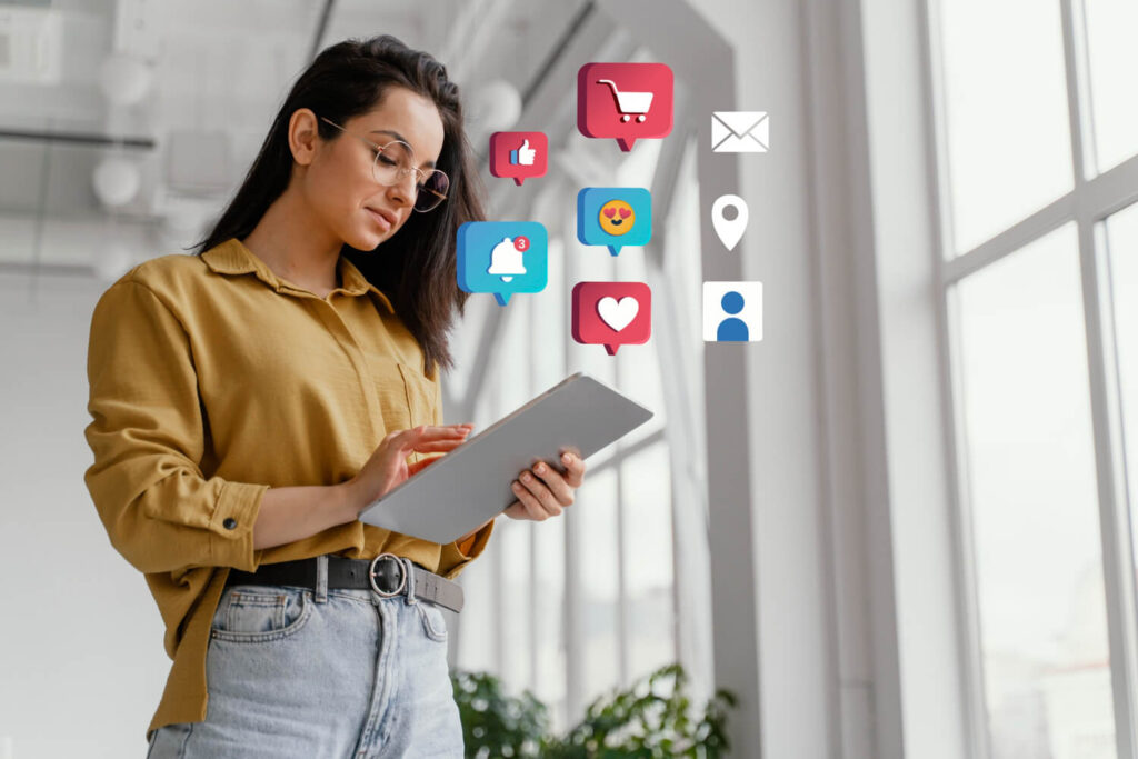 Como Gerar Renda Extra em 2025: 10 Estratégias Práticas e Lucrativas 20 Mulher usando tablet com ícones de redes sociais, representando oportunidades para renda extra em 2025.