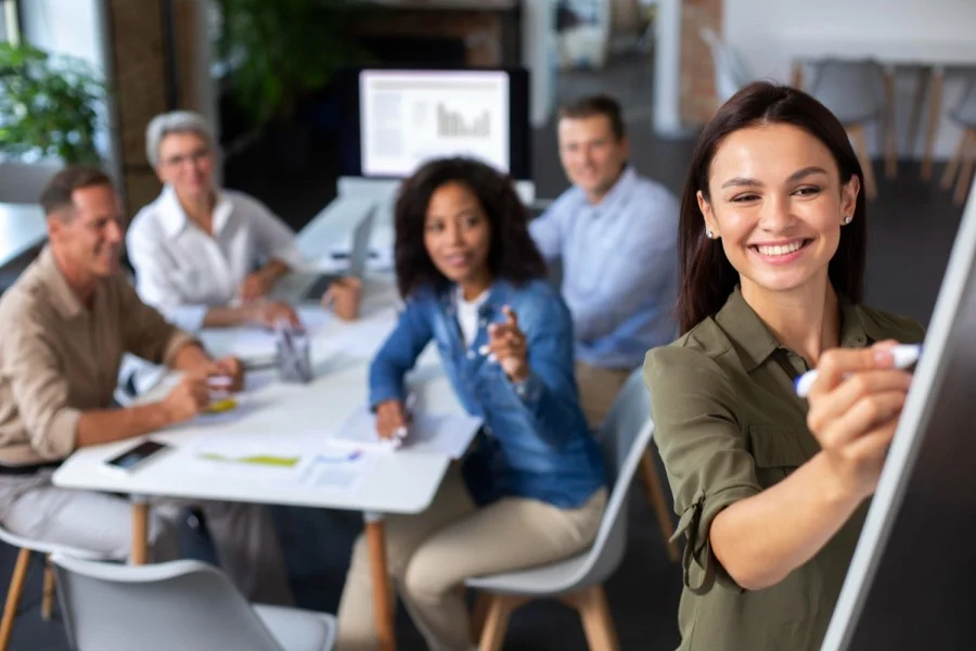 Profissional de recursos humanos faz apresentação para funcionários de uma empresa. Representando profissões em alta em 2025.