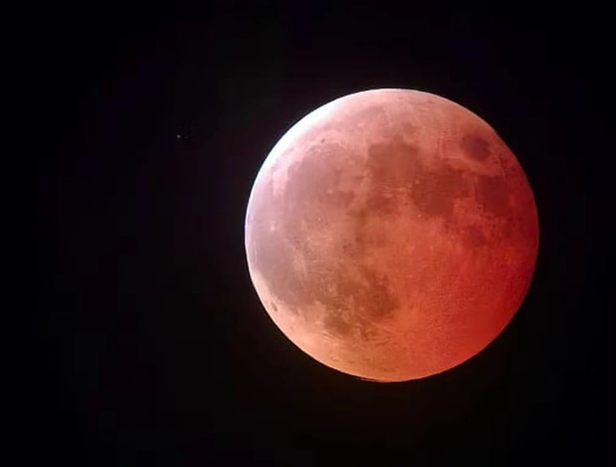 Lua de sangue fotografada em zoom. Eclipse lunar