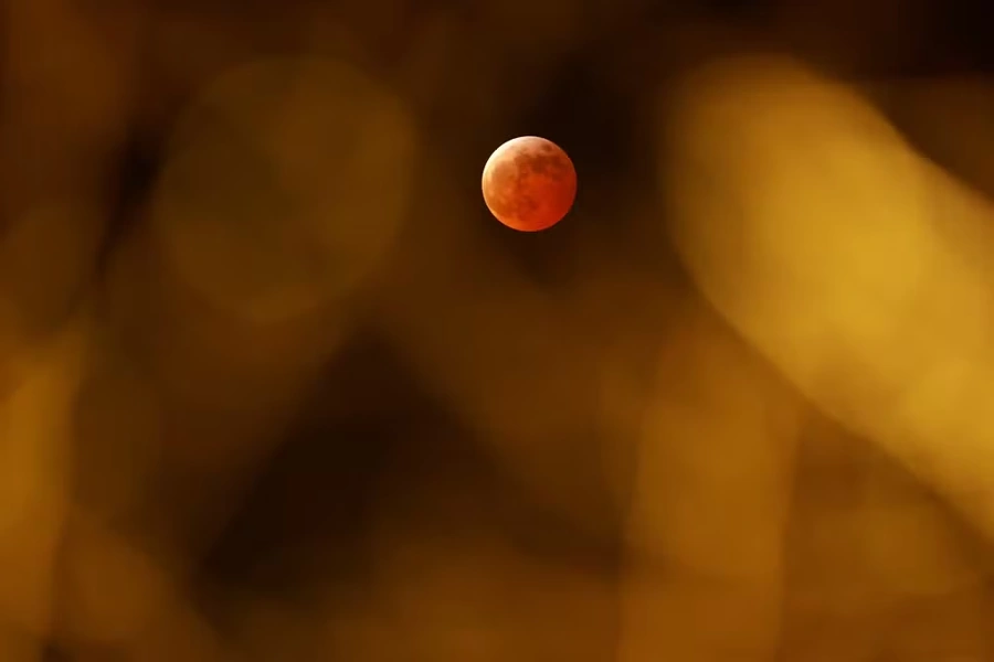 Foto da Lua em sua fase de eclipse. Lua de sangue