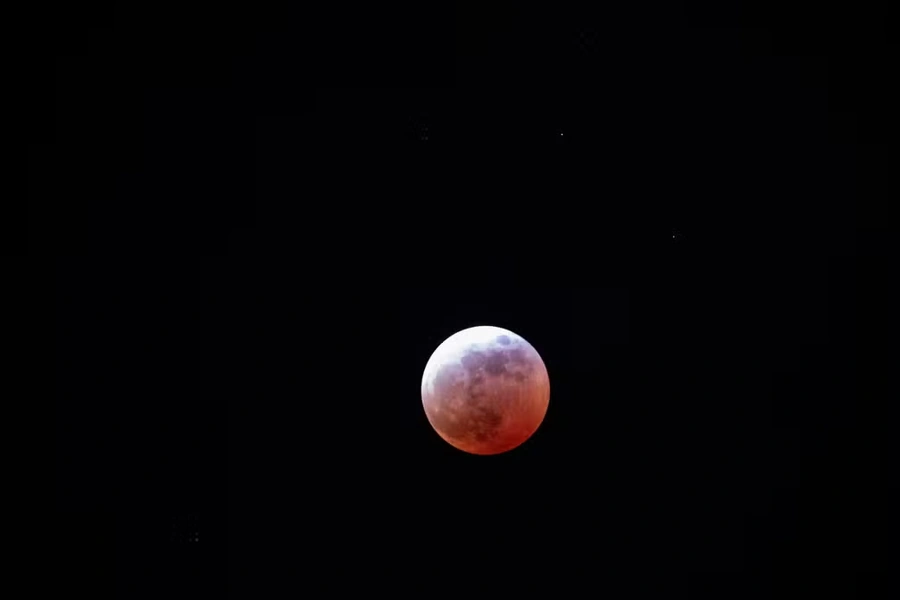 Foto frontal longitudinal do eclipse Lua de sangue.