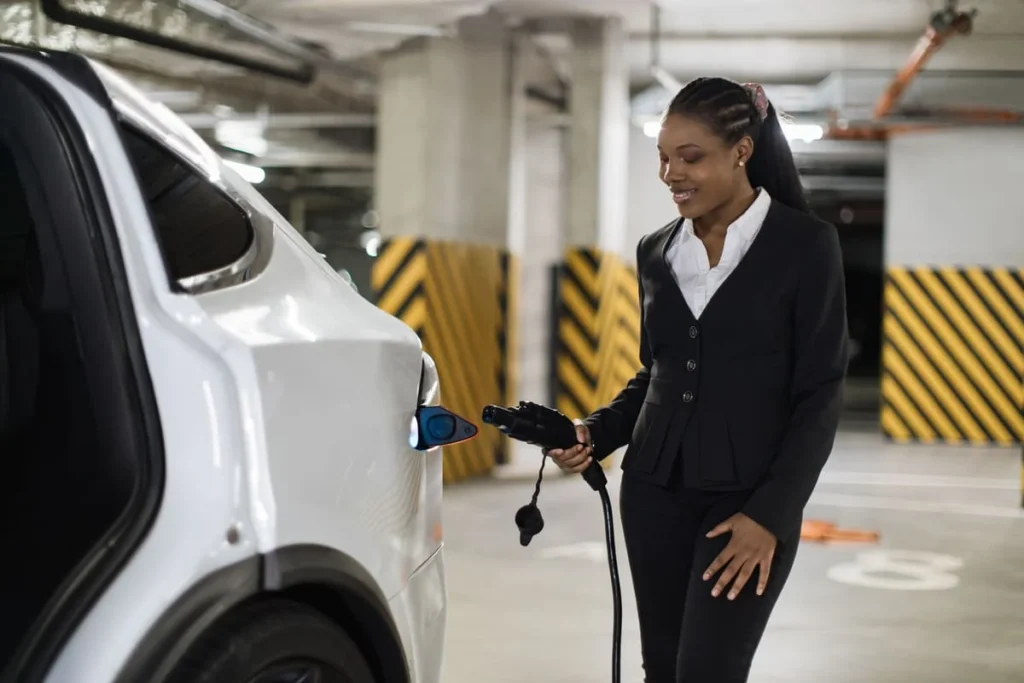 Vendas de eletrificados avançam em fevereiro e reforçam crescimento do setor no Brasil mulher carregando carro 1 1