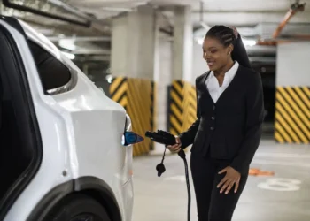 Vendas de eletrificados avançam em fevereiro e reforçam crescimento do setor no Brasil