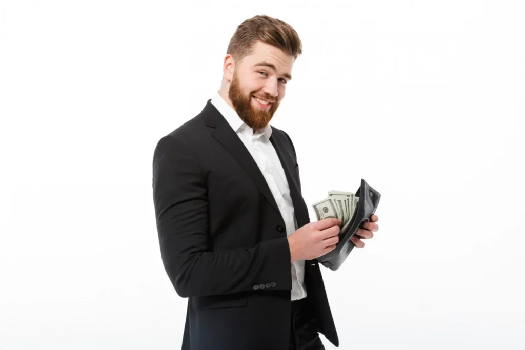 Homem retira várias cédulas de uma carteira, exibindo-as. Falando de negócios lucrativos.