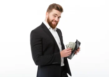 Homem retira várias cédulas de uma carteira, exibindo-as. Falando de negócios lucrativos.