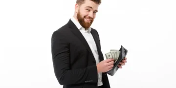 Homem retira várias cédulas de uma carteira, exibindo-as. Falando de negócios lucrativos.