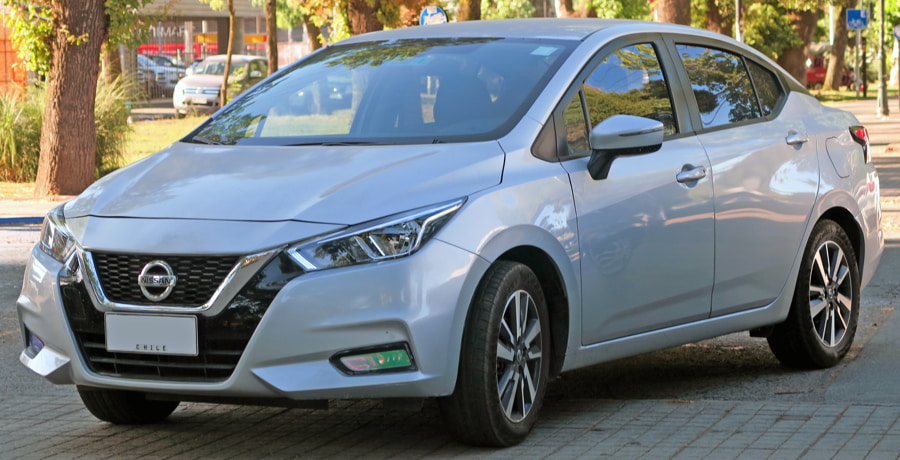 O terror dos mecânicos! 12 carros que praticamente não quebram 46 Nissan Versa na cor prata, representando "carros que não quebram".
