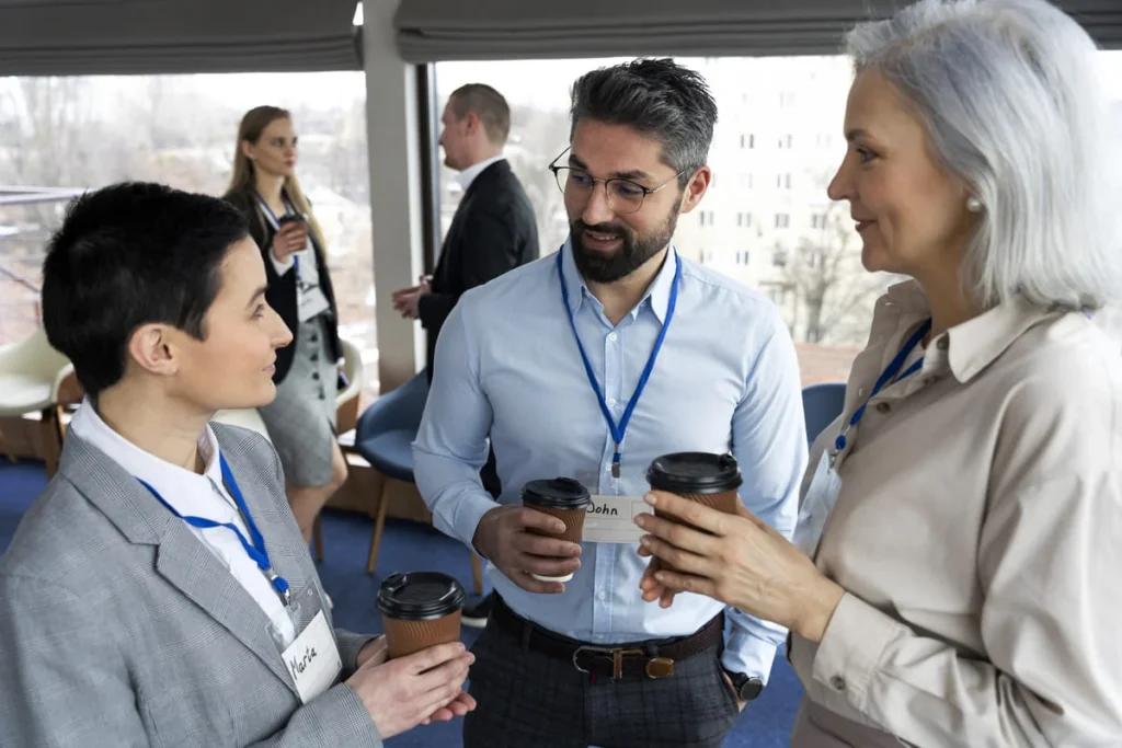 Empresa aposta em eventos e patrocínios estratégicos para impulsionar negócios people taking part business event 1 1