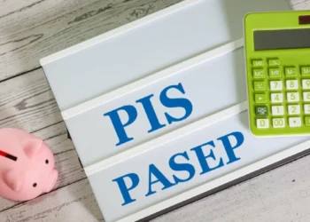 Imagem contendo uma placa escrito as palavras "PIS" e "PASEP", além de um cofre em formato de porquinho e uma calculadora. Falando de PIS/Pasep.