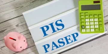 Milhões de brasileiros podem resgatar dinheiro esquecido no PIS/Pasep; veja como consultar e sacar 1 Imagem contendo uma placa escrito as palavras "PIS" e "PASEP", além de um cofre em formato de porquinho e uma calculadora. Falando de PIS/Pasep.
