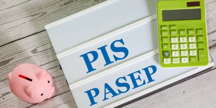 Milhões de brasileiros podem resgatar dinheiro esquecido no PIS/Pasep; veja como consultar e sacar 14 Imagem contendo uma placa escrito as palavras "PIS" e "PASEP", além de um cofre em formato de porquinho e uma calculadora. Falando de PIS/Pasep.