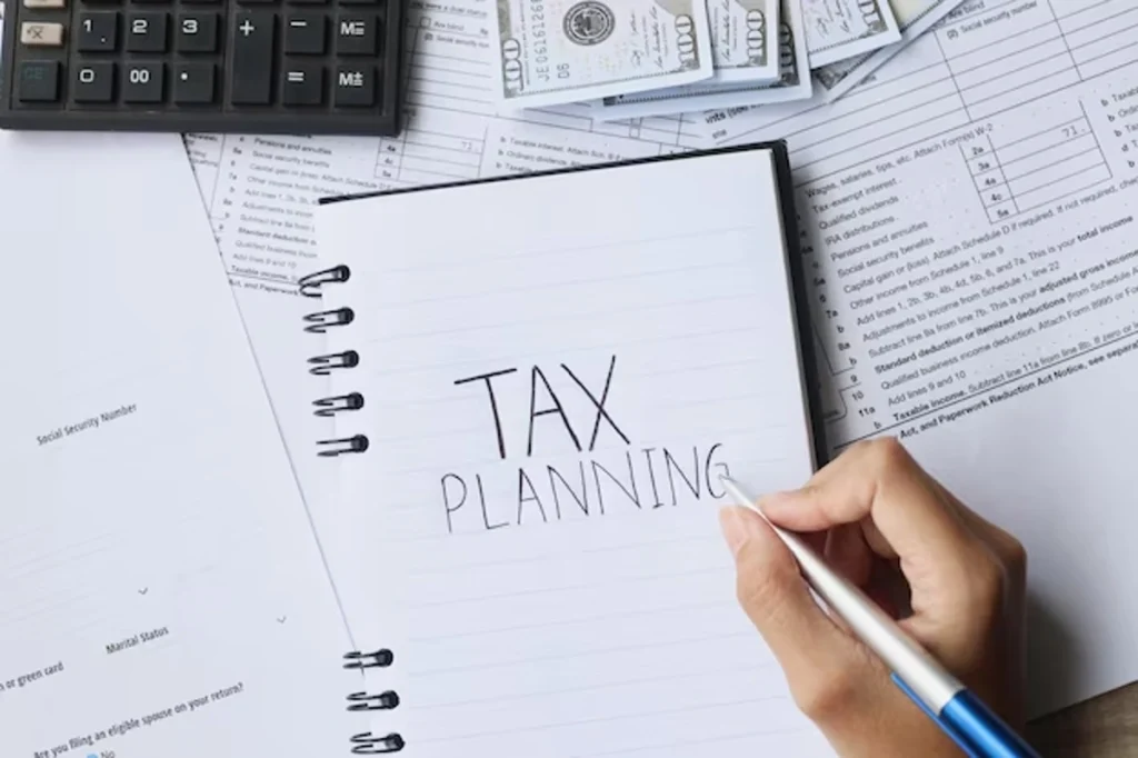 Folha de papel branco onde está escrito "tax planning". Falando sobre planejamento tributário.