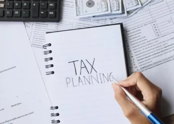 Folha de papel branco onde está escrito "tax planning". Falando sobre planejamento tributário.
