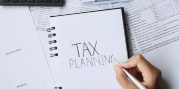 Folha de papel branco onde está escrito "tax planning". Falando sobre planejamento tributário.