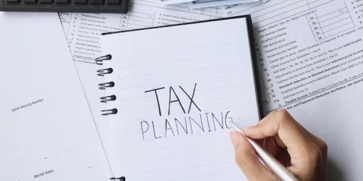 Folha de papel branco onde está escrito "tax planning". Falando sobre planejamento tributário.