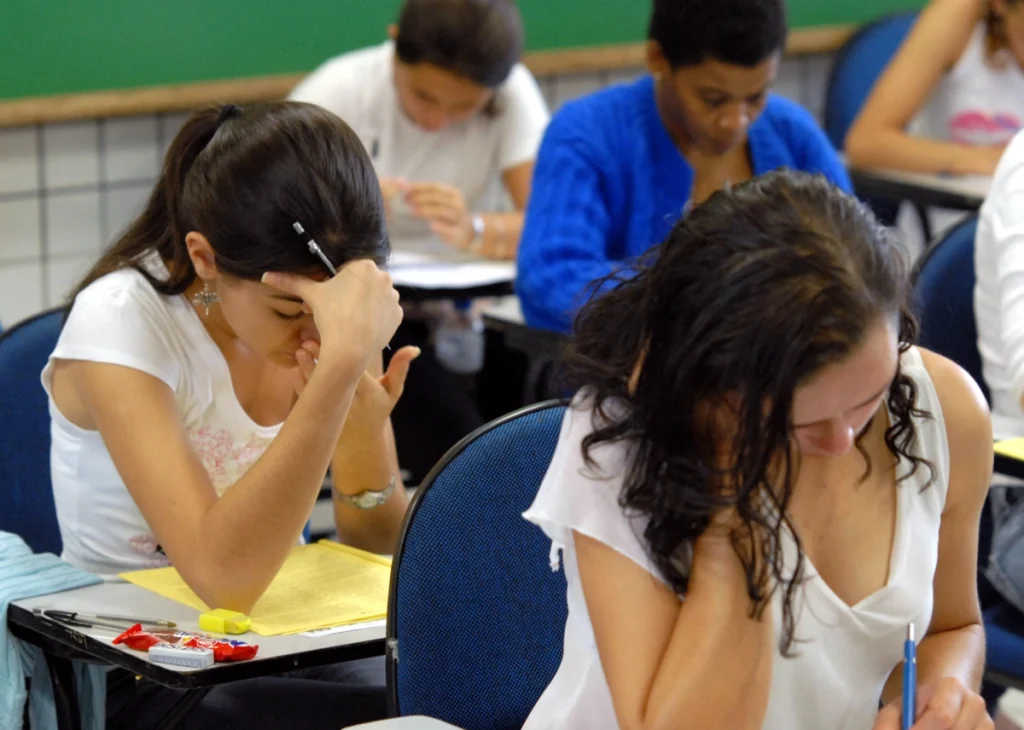 Estudantes realizando a redação do Enem 2024.