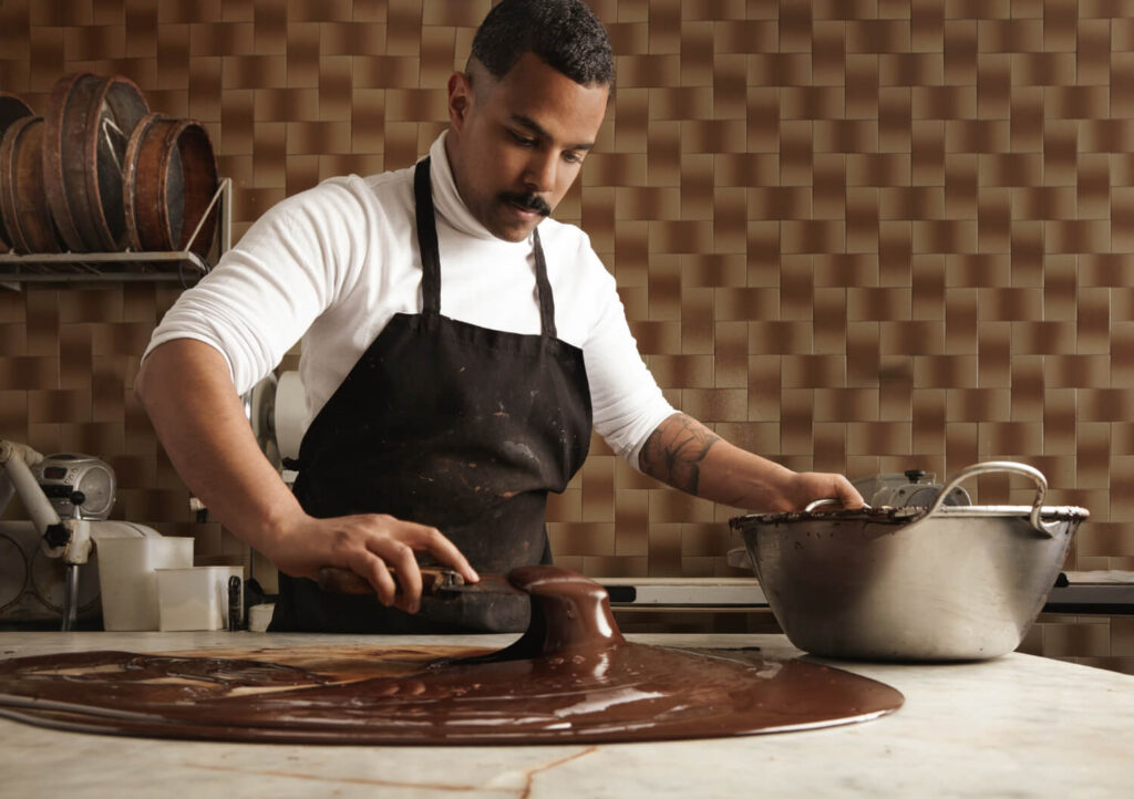 Chocolatier trabalhando em deliciosas criações para renda extra na Páscoa.