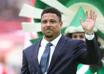 Ronaldo Nazário, o "Fenômeno", acena com a mão esquerda. Falando de Corinthians.