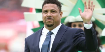 Ronaldo Nazário, o "Fenômeno", acena com a mão esquerda. Falando de Corinthians.