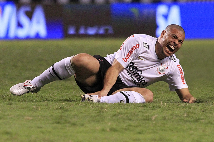 Timão à venda? Ronaldo Fenômeno se oferece para comprar o Corinthians 17 Ronaldo caído no chão e reclamando de dor no tornozelo após pancada sofrida em jogo do Corinthians.