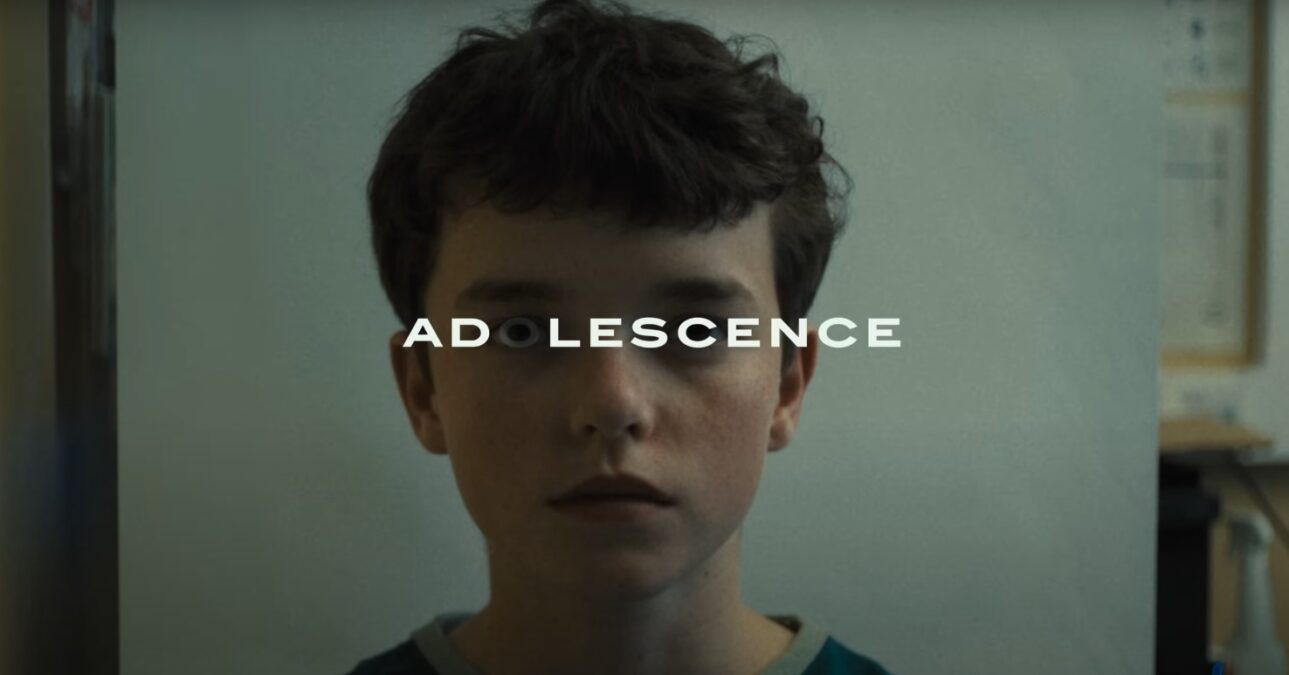 Jovem de expressão séria em cena da série Adolescência, com o título dividido ao meio na tela.