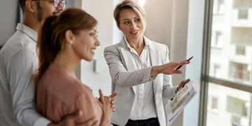 Top 10 Melhores Bairros para Morar em São Paulo 7 Casal visita imóvel com corretora, explorando opções nos melhores bairros para morar em SP.