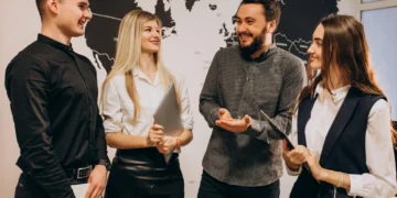 Trabalhar no Exterior sem sair do Brasil: 6 Estratégias que estão em alta 5 Grupo de profissionais discutindo em um ambiente corporativo, planejando como trabalhar no exterior.