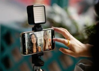 É verdade que dá para viver de YouTube sem aparecer