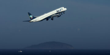 Ação da Azul (AZUL4) cai 25% após oferta de ações