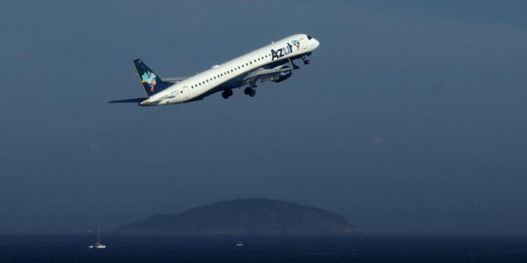 Azul (AZUL4) desaba 25% após aérea divulgar resultado de oferta de ações