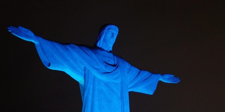 Cristo Redentor recebe iluminação azul durante evento de fundo de impacto social da Galpagos (Foto: Divulgação)