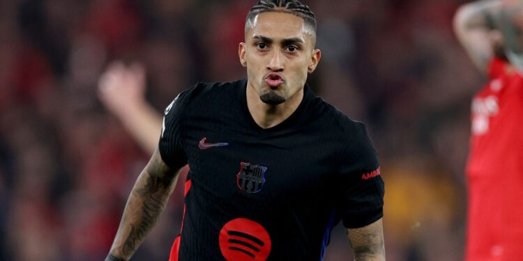 Al-Hilal propõe verba recorde por Raphinha do Barcelona 14 Raphinha comemora gol do Barcelona contra o Benfica • Foto: Divulgação/ @ChampionsLeague