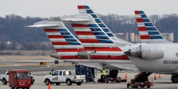 American Airlines supera expectativas, mas cancela previsões. 1 American Airlines supera expectativas, mas cancela previsões.