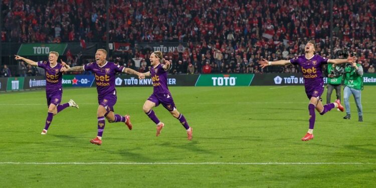 Jogadores do Go Ahead Eagles celebram título inédito na Holanda • Divulgação/Go Ahead Eagles